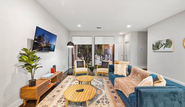 Near Midtown + Downtown | Games WiFi Balcony Pets