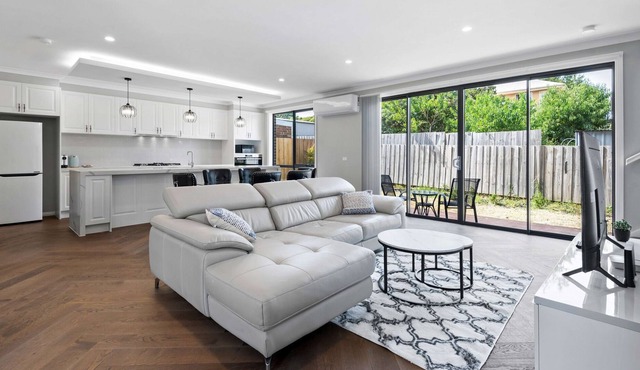 Near Monash Uni & Shops - Contemporary 4-Bed Home