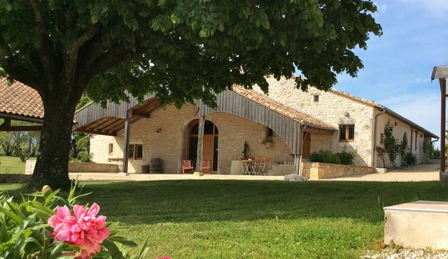 Near Monbazillac charming gîte 3ha park heated swimming pool barn