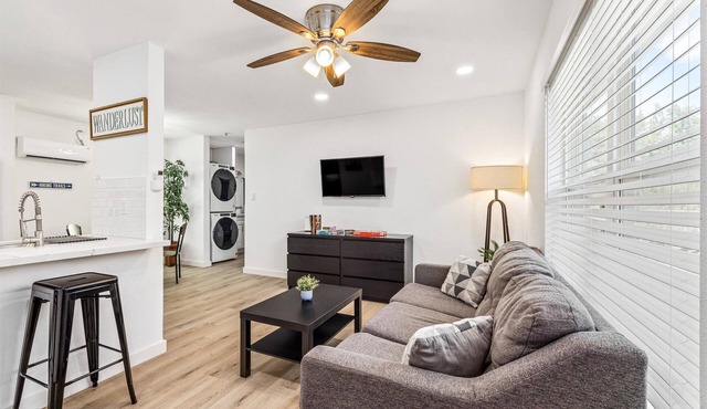 Near Montrose + Midtown Flat | Desk TV Games WiFi