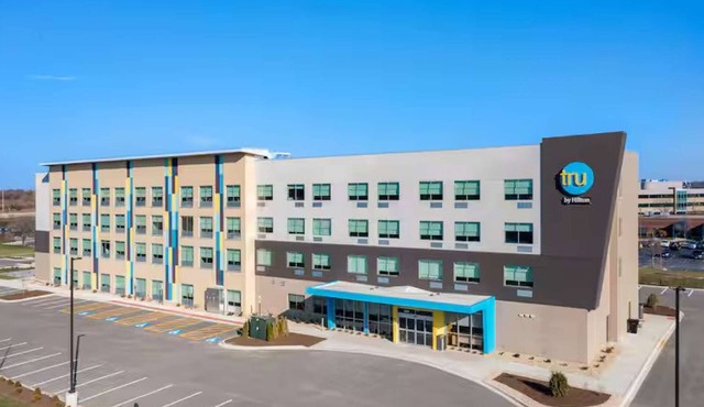 Near Morton Arboretum | Free Breakfast + Pool