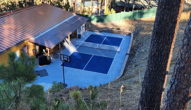 Near Mt Rushmore, Crazy Horse & Custer State Park Hot Tub Pickle Ball Court