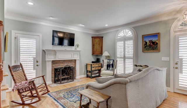Near Nashville , Gallatin farm home with swimming pool