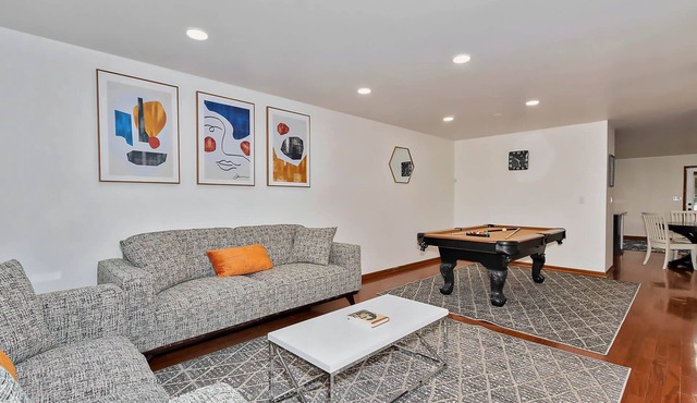 Near Naval Base! Ranch w Pool Table, Arcade, Netflix!