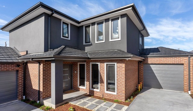 Near new Spacious 5 Bedroom House Close to all Amenities