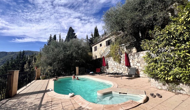 Near Nice & Monaco large villa with private pool, sleeps 12