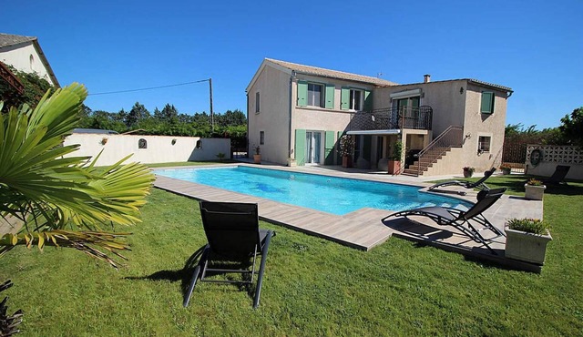 Near Nîmes, spacious villa with A/C, nice swimming pool, pets allowed (1).