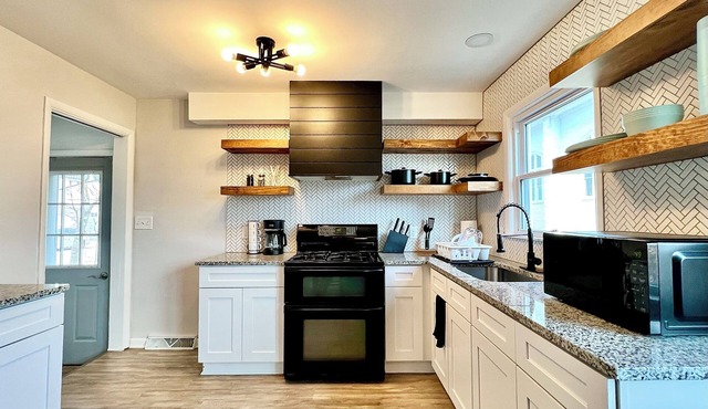 NEAR NIU & Downtown Dekalb! Sleeps 12, Wet Bar, Foosball, & PET-FRIENDLY!