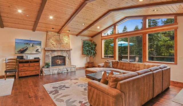 Near Northstar! Luxury Dog-friendly Home w Hot Tub