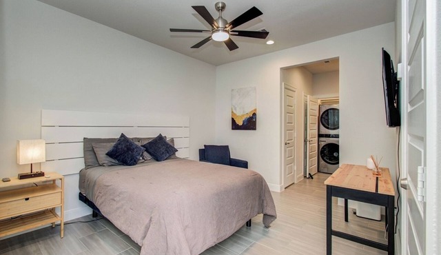Near NRG Park Pool Access Sleeps 2