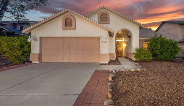 Near NW Hospital/3 BR & 2 BA/Garage/Fenced