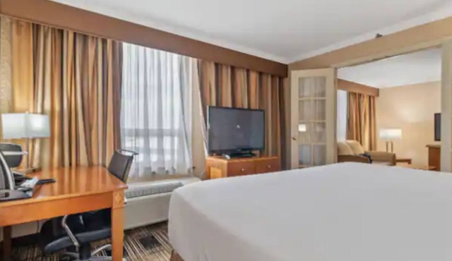 Near NYC Superior King Suite Premium Comfort Workspace