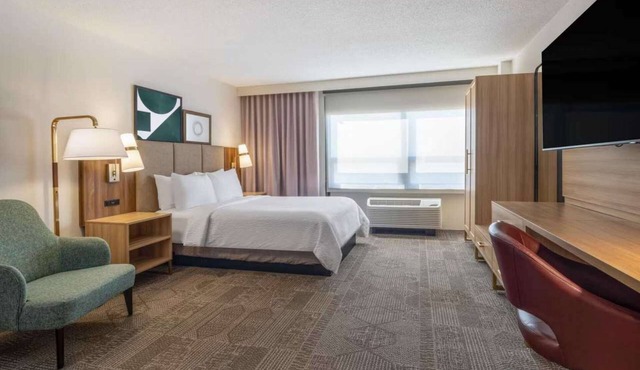 Near O’Hare Airport + Breakfast. Shuttle. Pool.