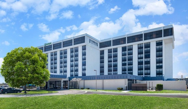 Near O’Hare Airport + Breakfast. Shuttle. Pool.