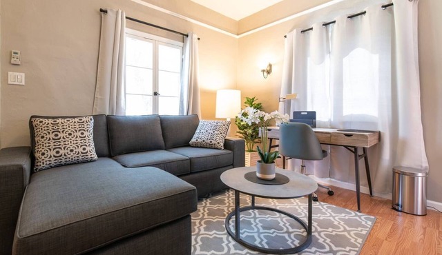 Near Old Town - Private Workspace - Full Kitchen