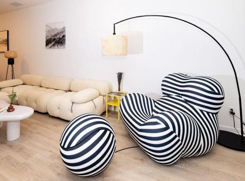Near ONT Modern Designer Stay Bright Chic Spacious