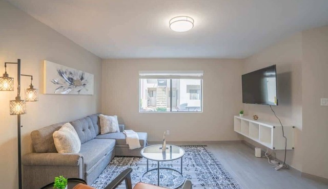 Near Papago Park | Pool,Gym,Balcony,W/D,Parking