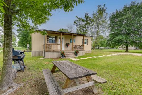 Near Parks and Lakes Pet-Friendly Winnie Cottage