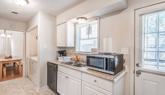 Near Parks & Shopping- Hickory Ridge Hideaway