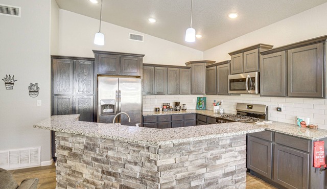 Near Parks & Venues: Upper Valley Family Home!