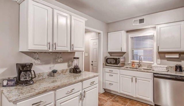 Near Parks, Zoo, & Downtown! Colonial Acres Abode