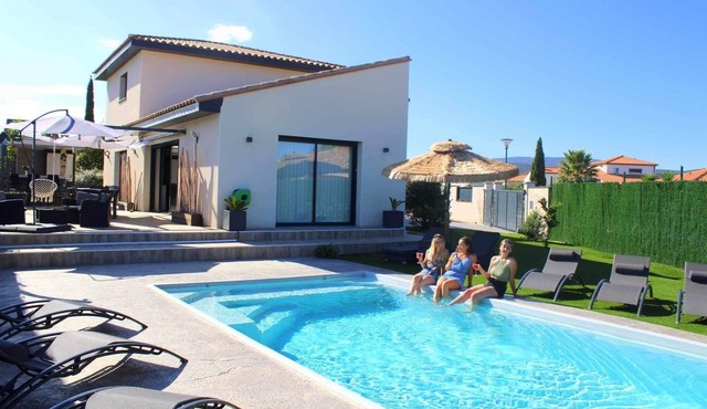 Near Perpignan and the Sea, Villa With Swimming Pool, Summer Kitchen, Petanque