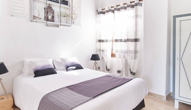 Near Pezenas - Cottage sleeps 8 in a vineyard of the 17th