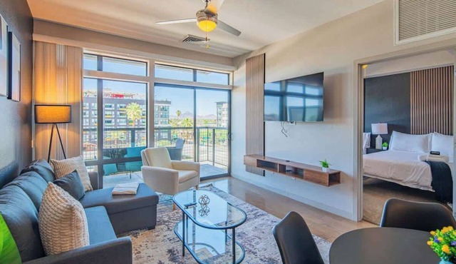 Near PHX Airport | Balcony,W/D,Pool,Gym & Parking