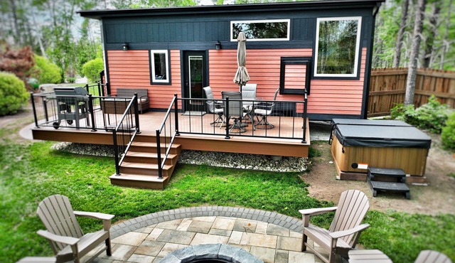 Near Pictured Rocks and trails, access to AuTrain River, has private hot tub