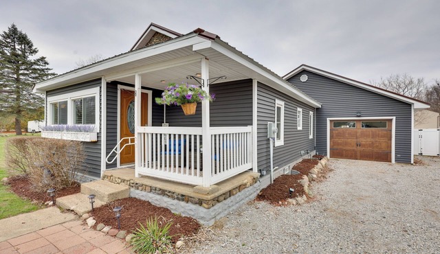 Near Pine Knob, Lakes & Trails! Ortonville Getaway
