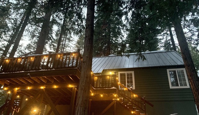 Near Pinecrest- AC, outdoor space,arcade games & spacious deck!