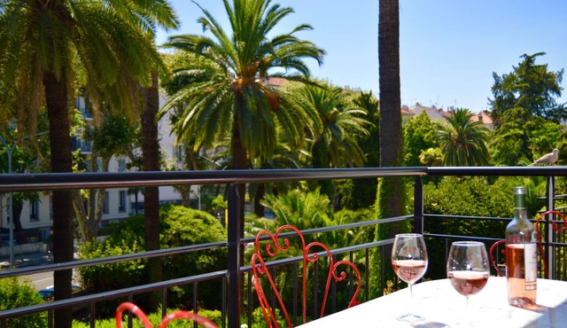 Near Place Garibaldi, Modern 1-Bedroom with Fabulous Sunny Terrace, Garden View