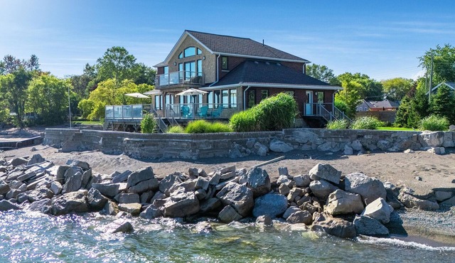 Near Point Pelee | 6BR Luxury Estate + Beach