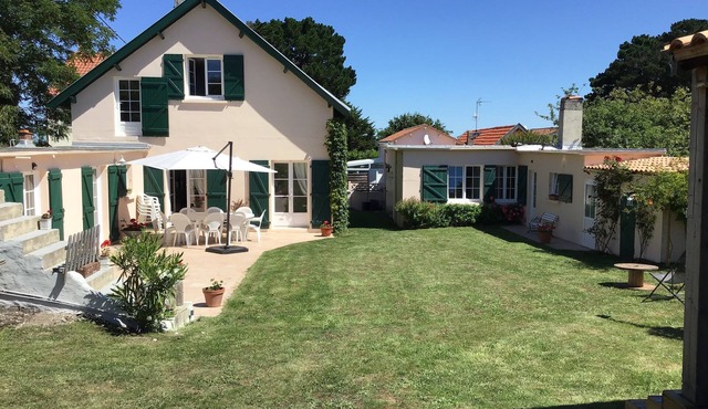 Near Pornic large villa 150 m from the beach, with heated outdoor pool