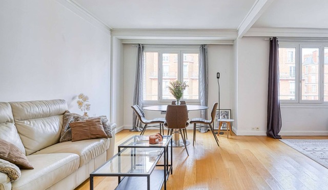 Near Porte Maillot - The True