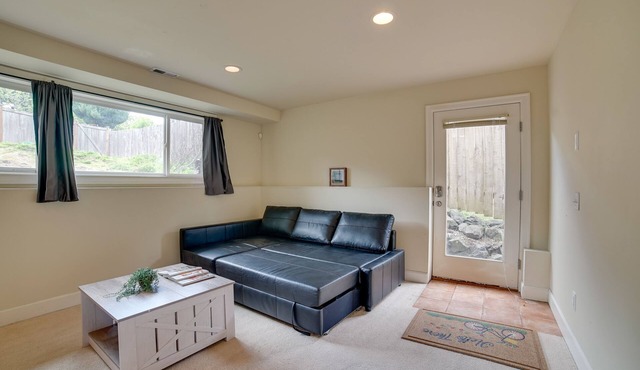 Near Public Transit & Walkable! Airy Seattle Apt