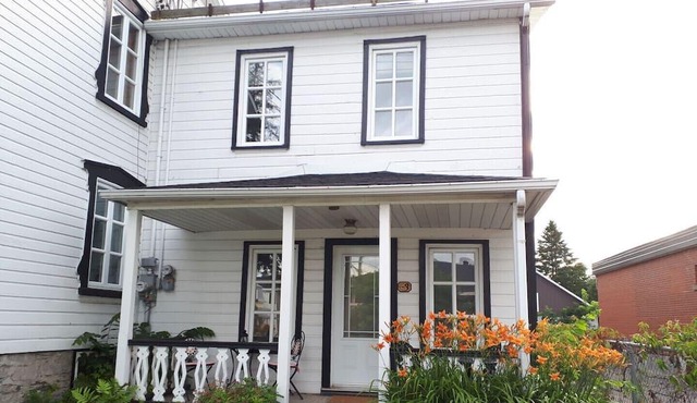 NEAR QUEBEC CITY A CUTE ANCESTRY HOUSE DOWNTOWN A TYPIC QUEBEC VILLAGE
