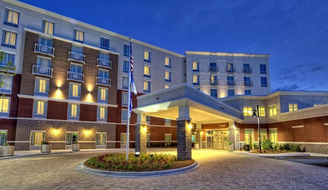 Near Ravenel Bridge | Pool. Bar & Dining