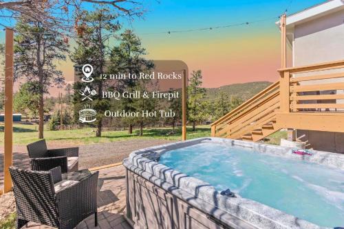 Near Red Rocks with Hot Tub, Fire Pit and Views