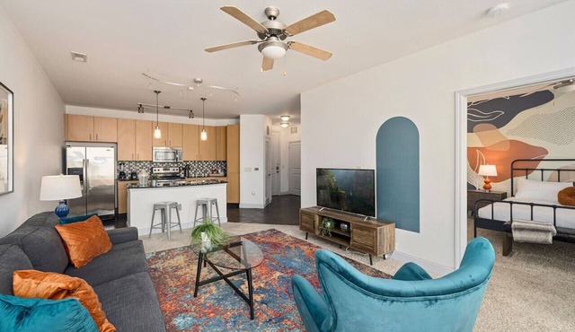 Near Restaurants & Bars ★ Gym ★ Light Rail Access