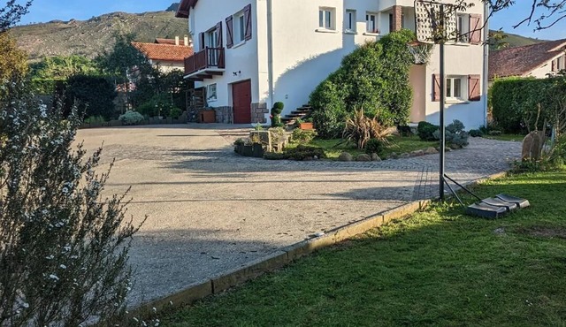 Near Rhune/beaches, new apartment on the ground floor of a Basque house. Pets welcome!