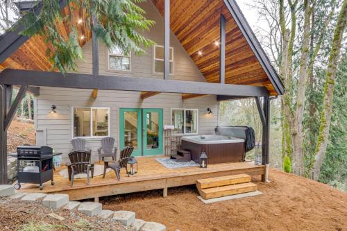 Near Rivers and Boating Home with Hot Tub in Longview