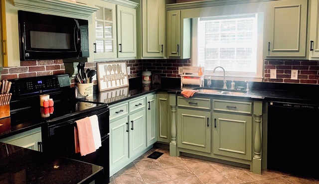 Near Rock City/Ruby Falls w/Spa Like Bathroom. Hypoallergenic Pets Welcome!