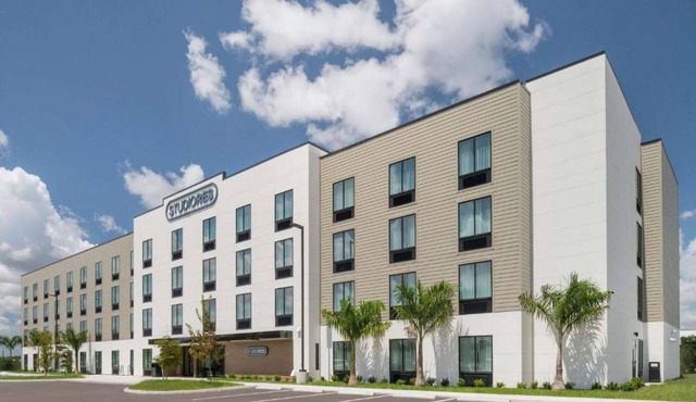 Near RSW Airport | Free Parking + Full Kitchen