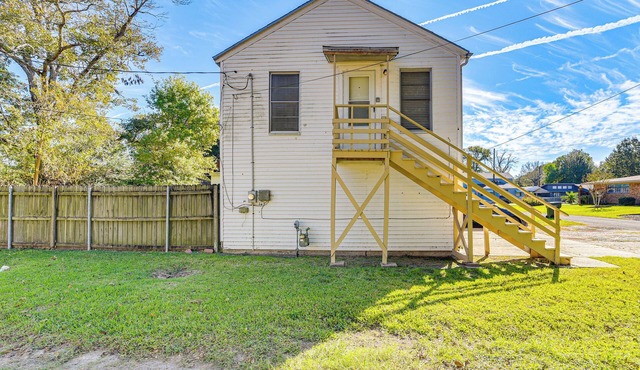 Near Sabine Lake & Refineries: Pet-Friendly Apt