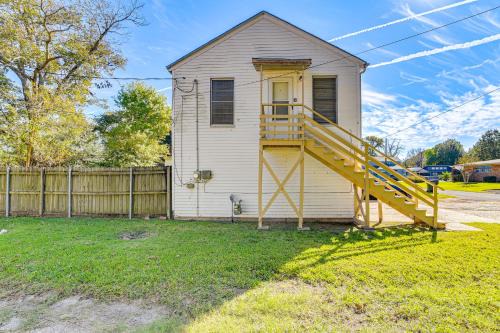 Near Sabine Lake & Refineries: Pet-Friendly Apt