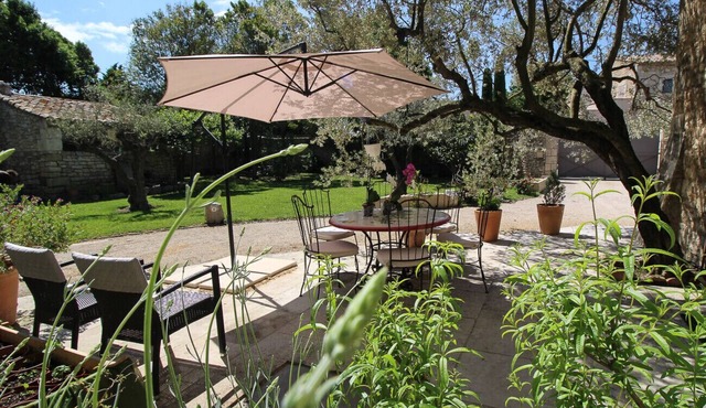 Near Saint-Rémy-de-Provence, air-conditioned farmhouse, heated pool