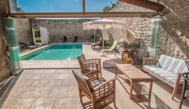 Near Saint-Rémy-de-Provence, air-conditioned farmhouse 10P., heated pool.