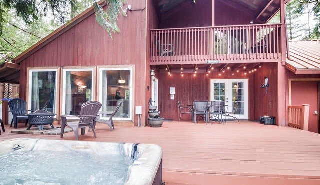 Near Sandy River~ Hot Tub, King Bed, XBOX, Game Room, BBQ, Family Friendly