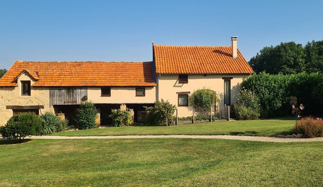 Near Sarlat and Rocamadour, large gîte, sleeps 10 with private pool,